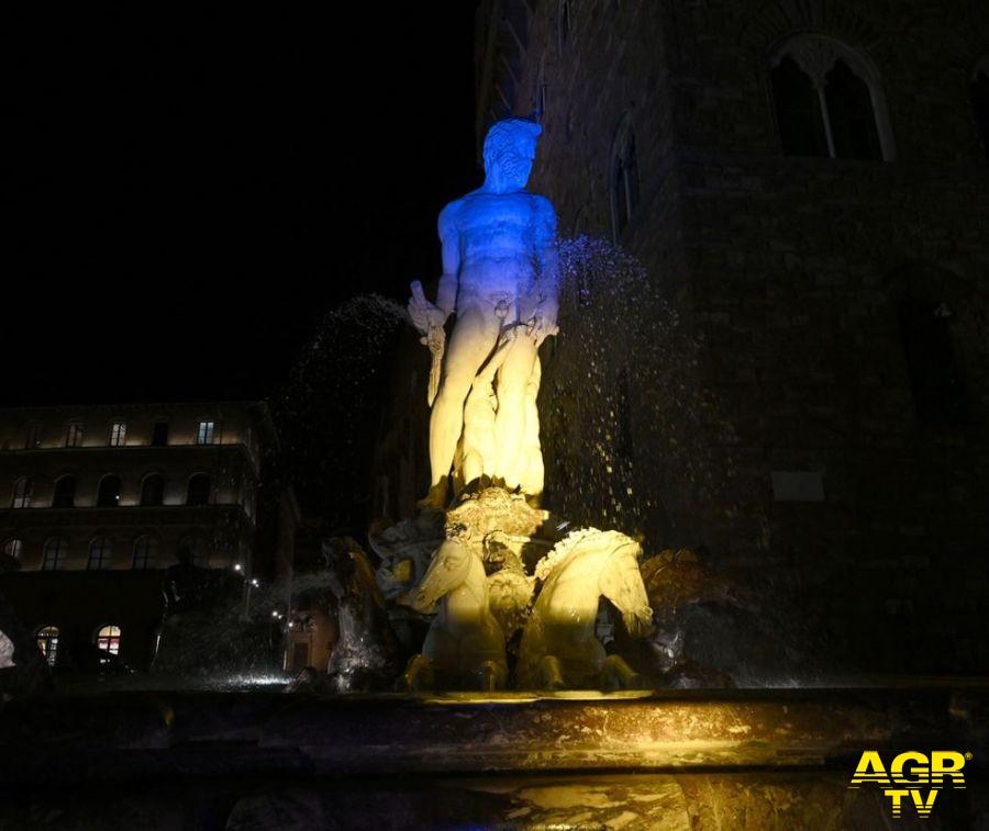 Fontana del Nettuno a Firenze illuminata con i colori della bandiera Ucraina
