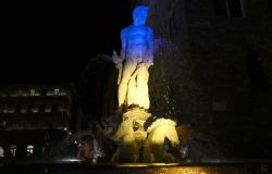 Fontana del Nettuno a Firenze illuminata con i colori della bandiera Ucraina