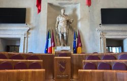 Campidoglio, l'aula Giulio Cesare vestita di giallo e blu a sostegno dell'Ucraina