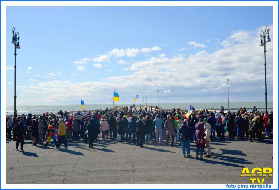 Ostia manifestazione di solidarietà all'Ucraina sul pontile