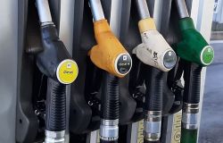 pandemia e la guerra fanno esplodere i prezzi dei carburanti