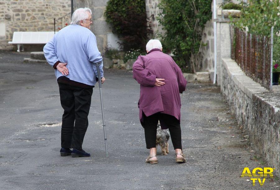 anziani a passeggio