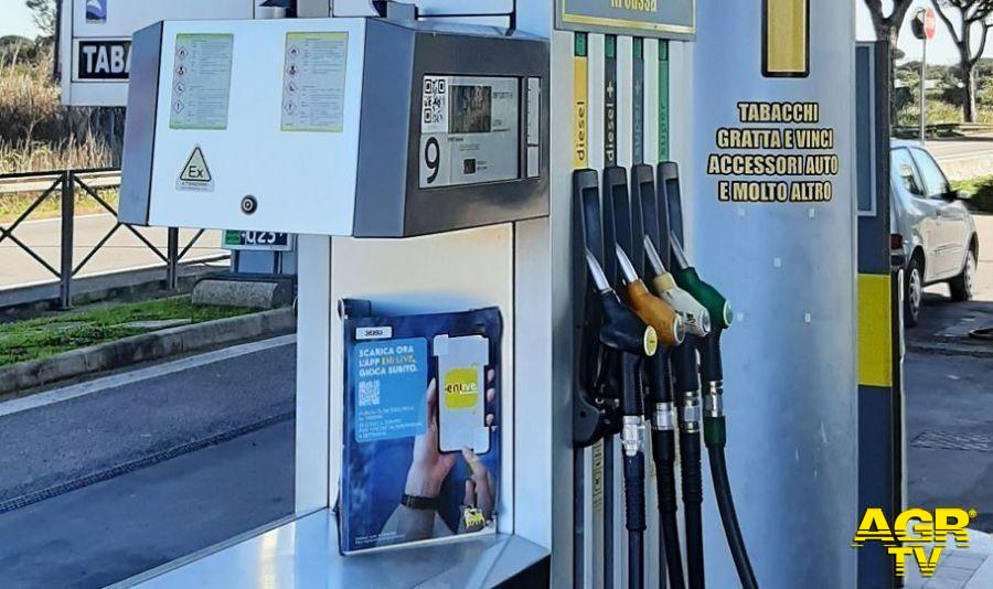 Benzina: accise, giù di 25 cent fino ad aprile