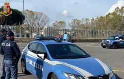 Acilia, 56enne si scaglia contro gli agenti intervenuti per la lite furiosa con moglie e figlia, in manette