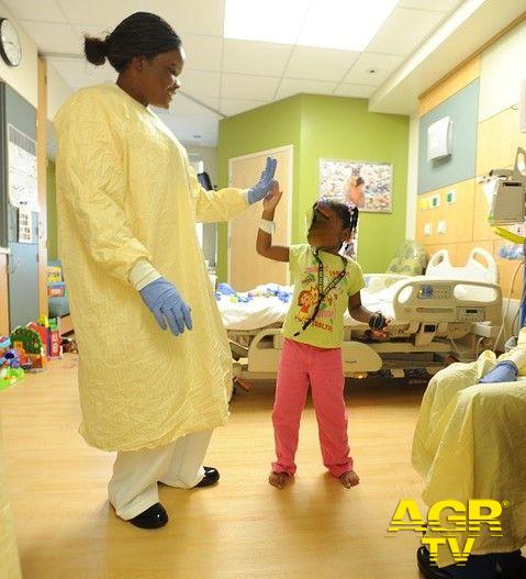 infermiera gioca co bambino ricoverato