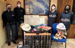Polizia merce in vendita abusivismo commerciale sequestrata