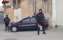 Trapani, il carcere come un “general store”: droga, soldi, sigarette, telefonini, armi improprie e profumi