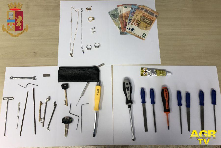 Polizia materiale per furto in appartamento sequestrato