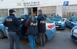 la polizia accompagna in commissariato i fermati