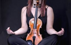 Michela Marchiana, con il suo violino rende omaggio al compositore Fausto Razzi