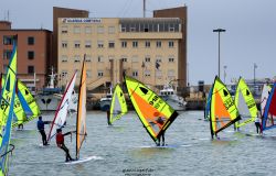 Windsurf, le regate della Spring Cup riempiono di colori il mare di Anzio