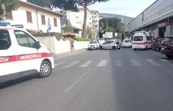 Invade la corsia opposta e si schianta frontalmente con un'altra auto. La donna di 44 anni guidava sotto l'effetto di cocaina