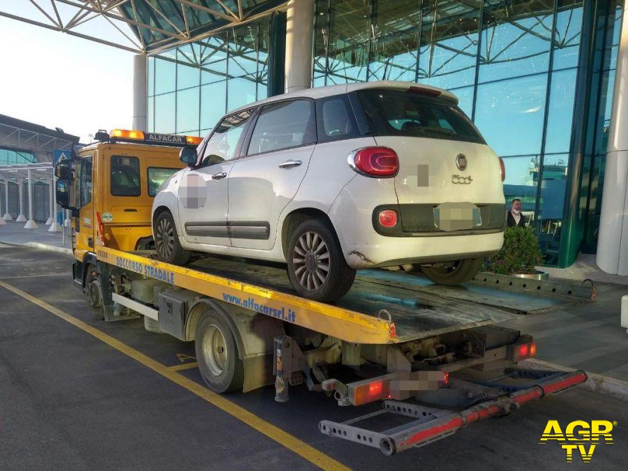 Fiumicino taxi sequestrato in aeroporto