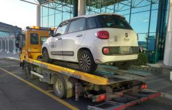 Fiumicino, taxi in aeroporto senza assicurazione, sequestrato il veicolo