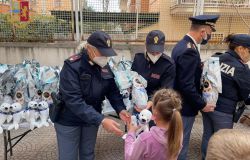 Uova di cioccolato ai bambini ucraini dalla polizia