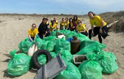Fiumicino, la pulizia delle spiagge sarà fatta a mano da Legambiente, associazioni territorio e comune