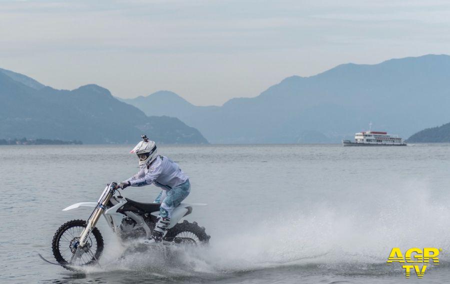Luca Colombo con la moto sul lago di Como