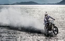 Luca Colombo con la moto sul lago di Como
