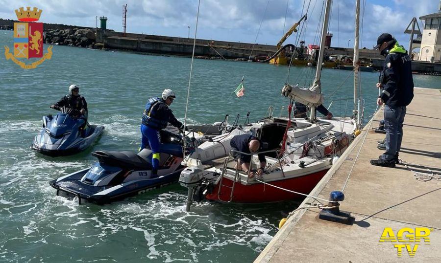 polizia salvataggioi di imbarcazione a vela dinanzi al porto
