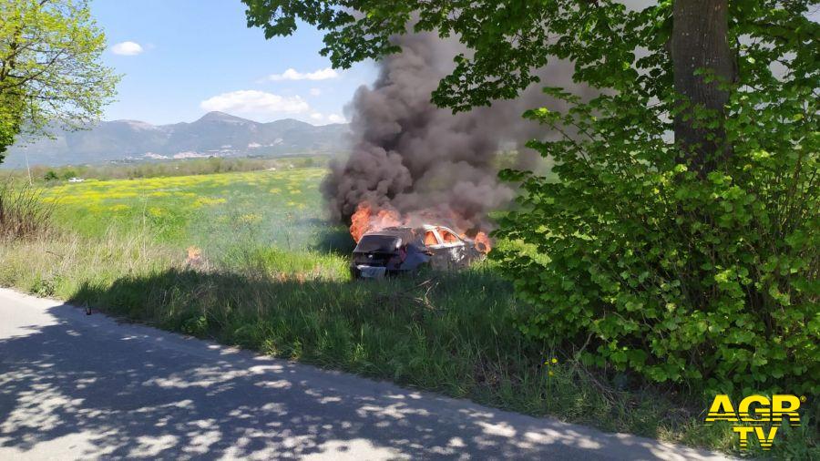 Auto rubata e data alle fiamme in via Trento a  Villalba di Guidonia