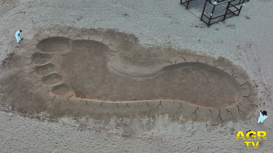 l'impronta gigante sulla sabbia a Termoli