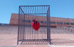 Fiumicino, la violenza non è amore, la scultura di Anna Izzo installata dinanzi alla sede del comune