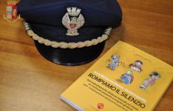 Rompiamo il silenzio..... il manuale per prevenire gli abusi, consegnato simbolicamente all'Ufficio Minori della Questura