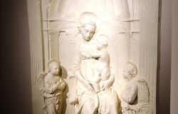Madonna col bambino tra due angeli di Donatello, di cui è stata realizzata una replica tattile al Museo di Palazzo Pretorio di Prato.