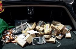 Tre spacciatori, tra cui un medico in manette, sequestrati 6 kg. di hashish