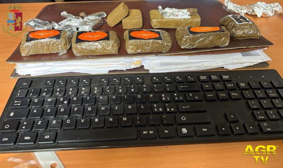 polizia droga e soldi sequestrati polizia droga e soldi sequestrati