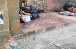 Firenze - Clochard ubriaco danneggia il muro del porticato di Palazzo Pitti