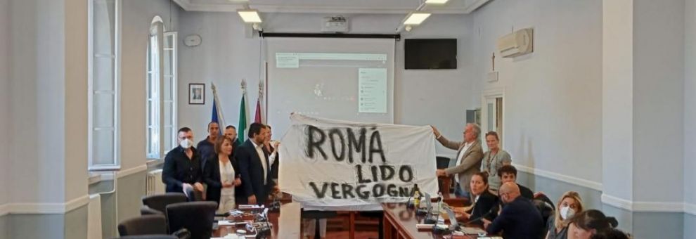Roma-Lido, le opposizioni occupano l'aula del X Municipio, subito i due treni dalla Metro A