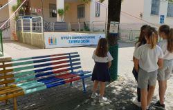 San Basilio, al parco dei diritti della scuola Zaveria Cassia le panchine colorate della legalità