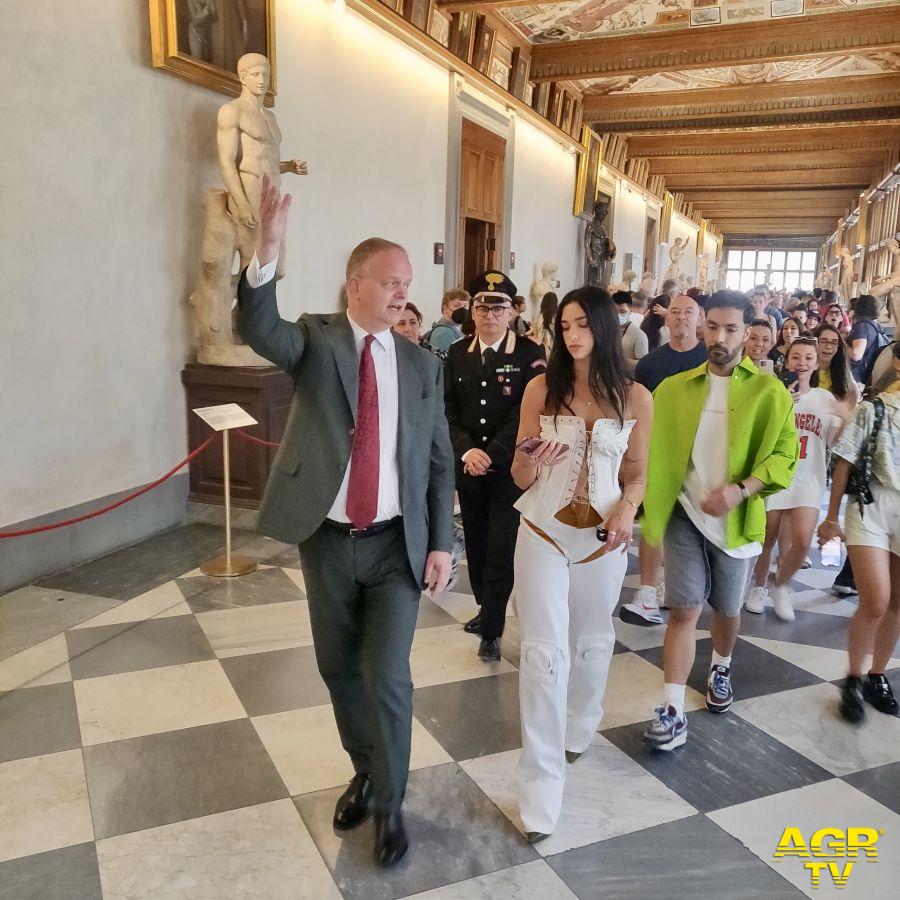 La regina del Pop DUA LIPA a Firenze  per scoprire i tesori degli  Uffizi.