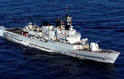 Una fregata della Marina Militare interviene nel Mediterraneo per difendere due pescherecci italiani