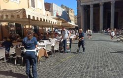 Roma, parte dal Pantheon la stretta contro tavolino selvaggio