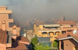 Fiumicino, incendi di sterpaglie, il fumo riduce la visibilità all'Isola Sacra
