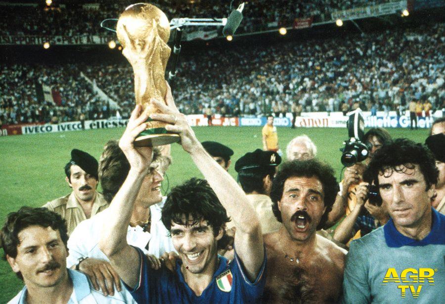 Paolo Rossi alza la coppa dei Mondiali 1982