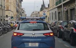 Fiorentina si ferma sui Lungarni a mangiare un panino e subito dopo sorprende un ladro sulla sua auto: l’uomo è stato subito bloccato e arrestato dalla Polizia