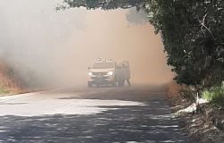 Maccarese, vasto incendio di sterpaglie su via della Muratella, in azione i vigili del fuoco ed un elicottero