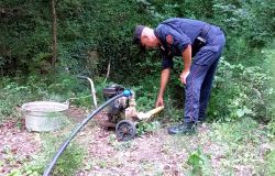 Carabinieri forestali la pompa utilizzata per captalizzare l'acqua