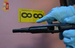 polizia replica pistola utilizzata rapine