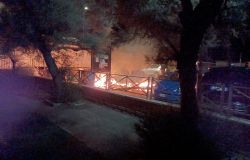 Passoscuro, paura nella notte: le fiamme avvolgono piazza Salvo D'Acquisto