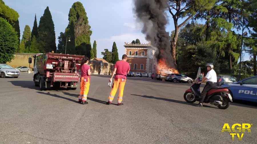 Roma, Piazzale del Verano: Roulotte in fiamme