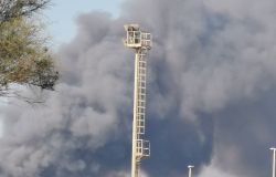Ostia trattiene il fiato, brucia l'ex-campeggio, una nuvola nera invade la città fino al lungomare