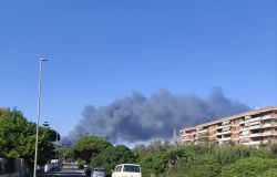 incendio country visibile fumo neero visibile da Ostia