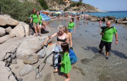 Pulizia delle spiagge, il 62% degli italiani che frequentano gli arenili sono attenti all'ambiente