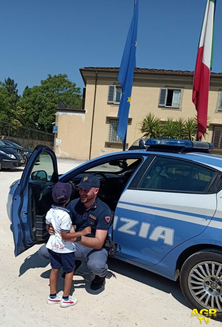 Questura di Firenze Poliziotto rianimò un bambino precipitato da un palazzo a Sesto: il piccolo, ripreso completamente, ha voluto incontrare oggi il suo “eroe in divisa“