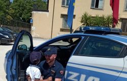 Poliziotto rianimò un bambino precipitato da un palazzo a Sesto: il piccolo, ripreso completamente, ha voluto incontrare oggi il suo “eroe in divisa“