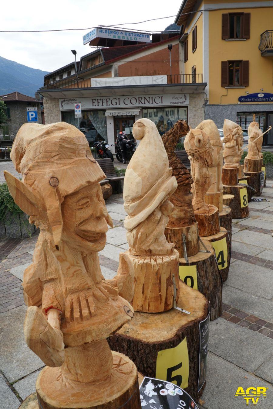 di sculture in legno